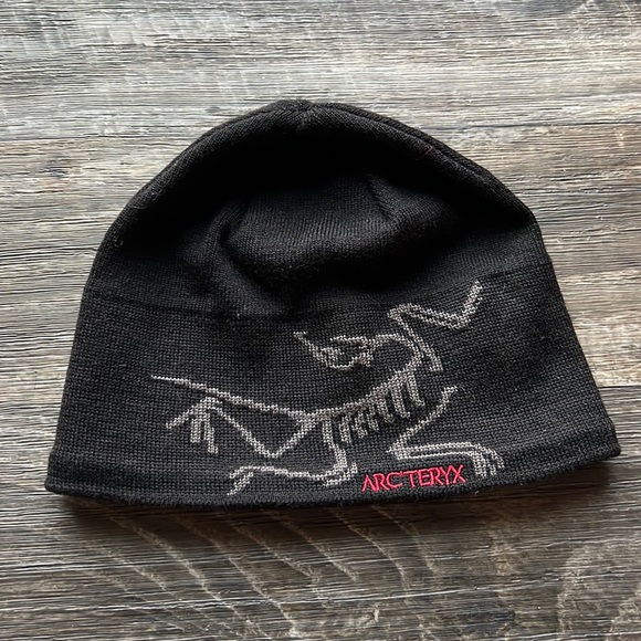 arcteryx beanie black red